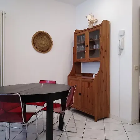 I Livin - Via Rosmini, 8 *